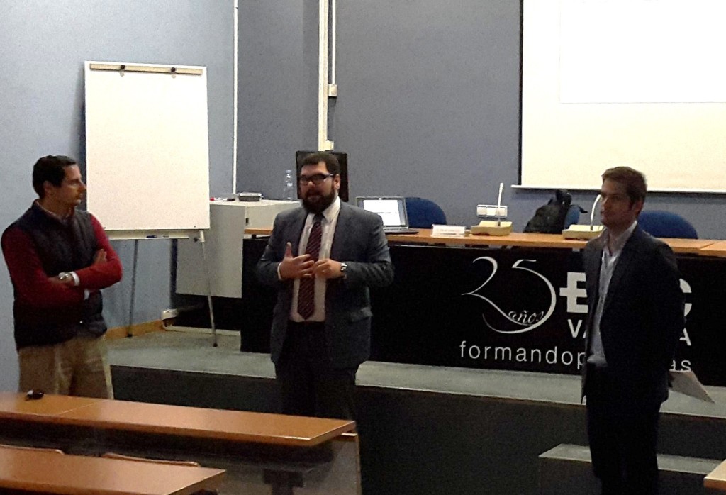 Óscar González, Arturo Ortigosa (Coordinador de postgrado de ESIC Valencia) y Agustín Beamud (Gerente del CMM). 