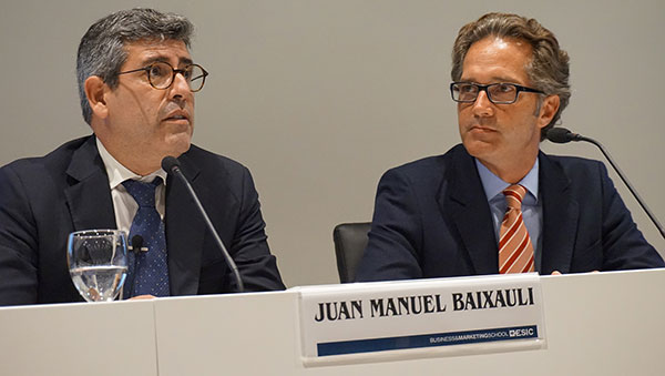 Juan Manuel Baixauli junto a Marcos Laguía, director de marketing y comunicación de ESIC Valencia. 