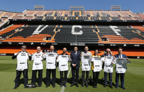 Representantes del Club de primeras marcas de la C.V. con camisetas personalizadas junto a Amadeo Salvo